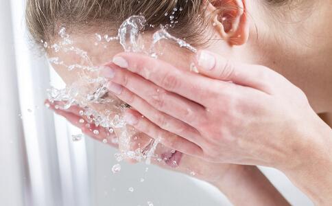 فوائد غسل الوجه بالصابون