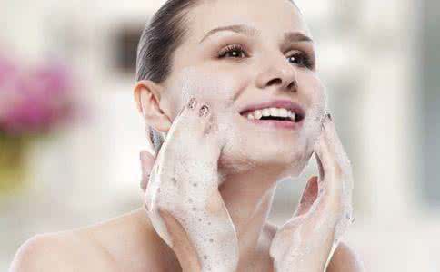 من الأفضل استخدام صابون التنظيف لغسل وجهك